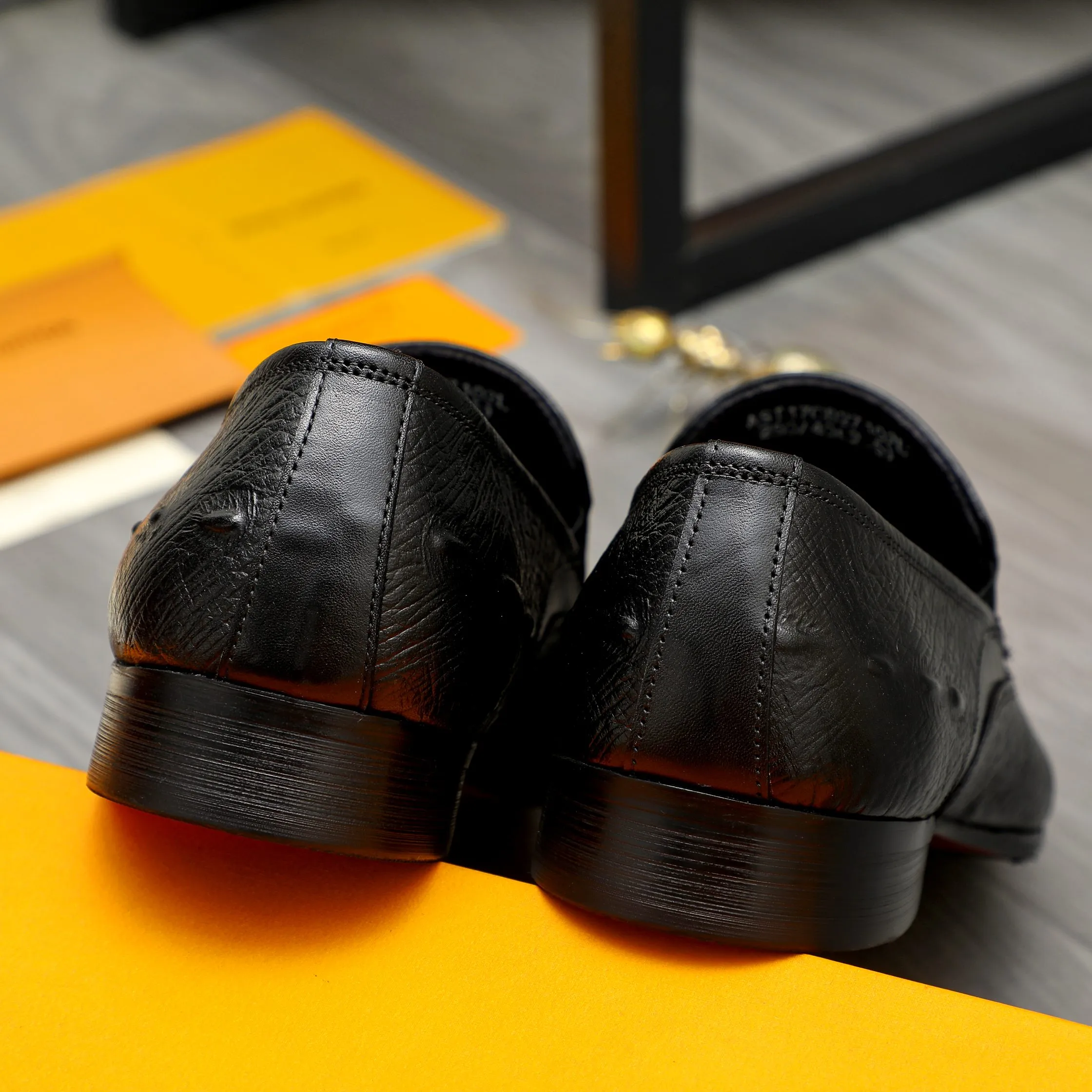 Men's shoes 💰500 Product trademark: LV "Louis Vuitton" business casual slip-on leather shoes Regular size: 37-46 Product material: Selected high-quality embossed cowhide upper, pigskin lining, rubber outsole